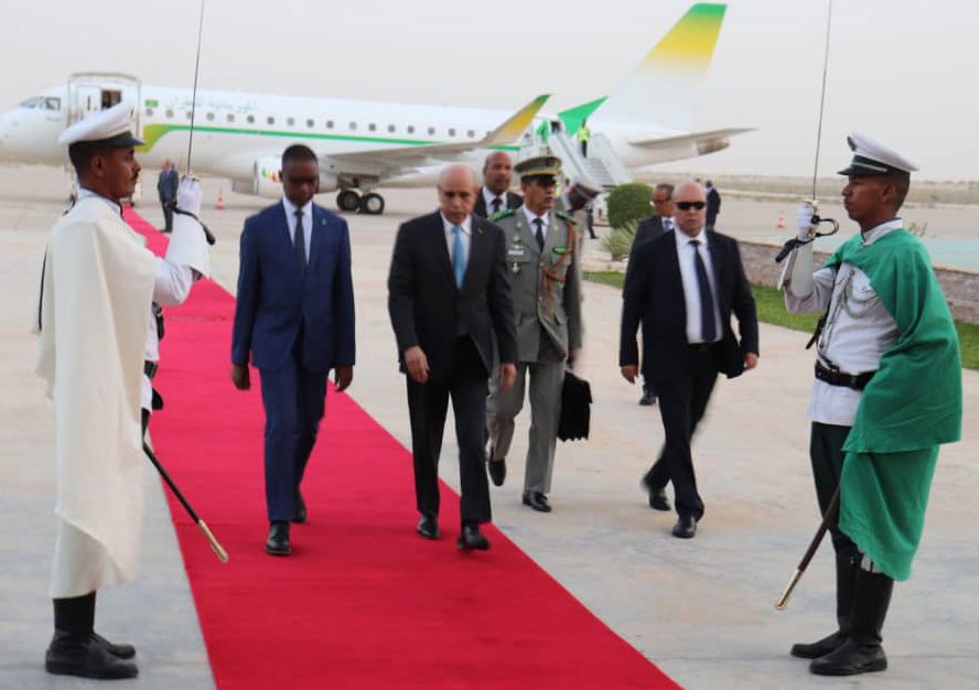 الرئيس محمد ولد الغزواني في المطار عائدا من غينيا الاستوائية (وما)