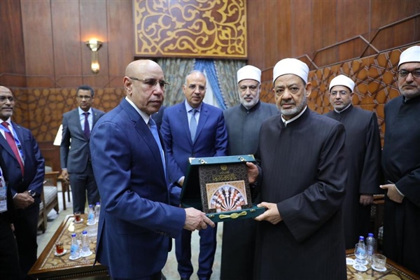 الرئيس محمد ولد الغزواني يتسلم درعا تكريميا من رئيس الأزهر أحمد الطيب