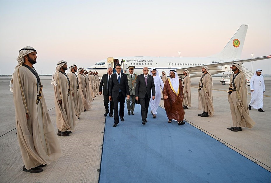 الرئيس ولد الغزواني في مطار أبو ظبي بعيد وصوله إليه مساء اليوم (وما)