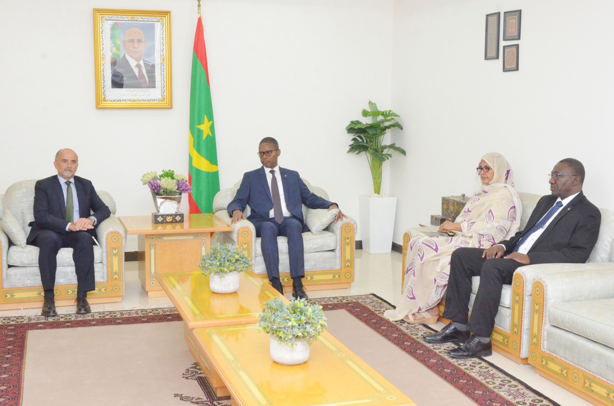 الوزير الأول محمد ولد بلال خلال لقائه مع السفير الفرنسي في موريتانيا ألكسندر جارسيا