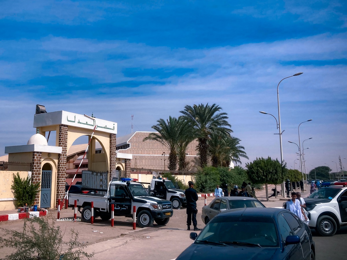 سيارات شرطة ترابط في مدخل قصر العدل بولاية نواكشوط الغربية (الأخبار)