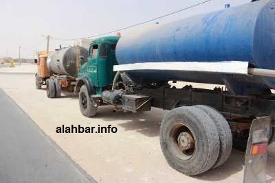 جانب من صهاريج السقاية التي جلبتها الحزب لسقاية أحياء المدينة/ الأخبار