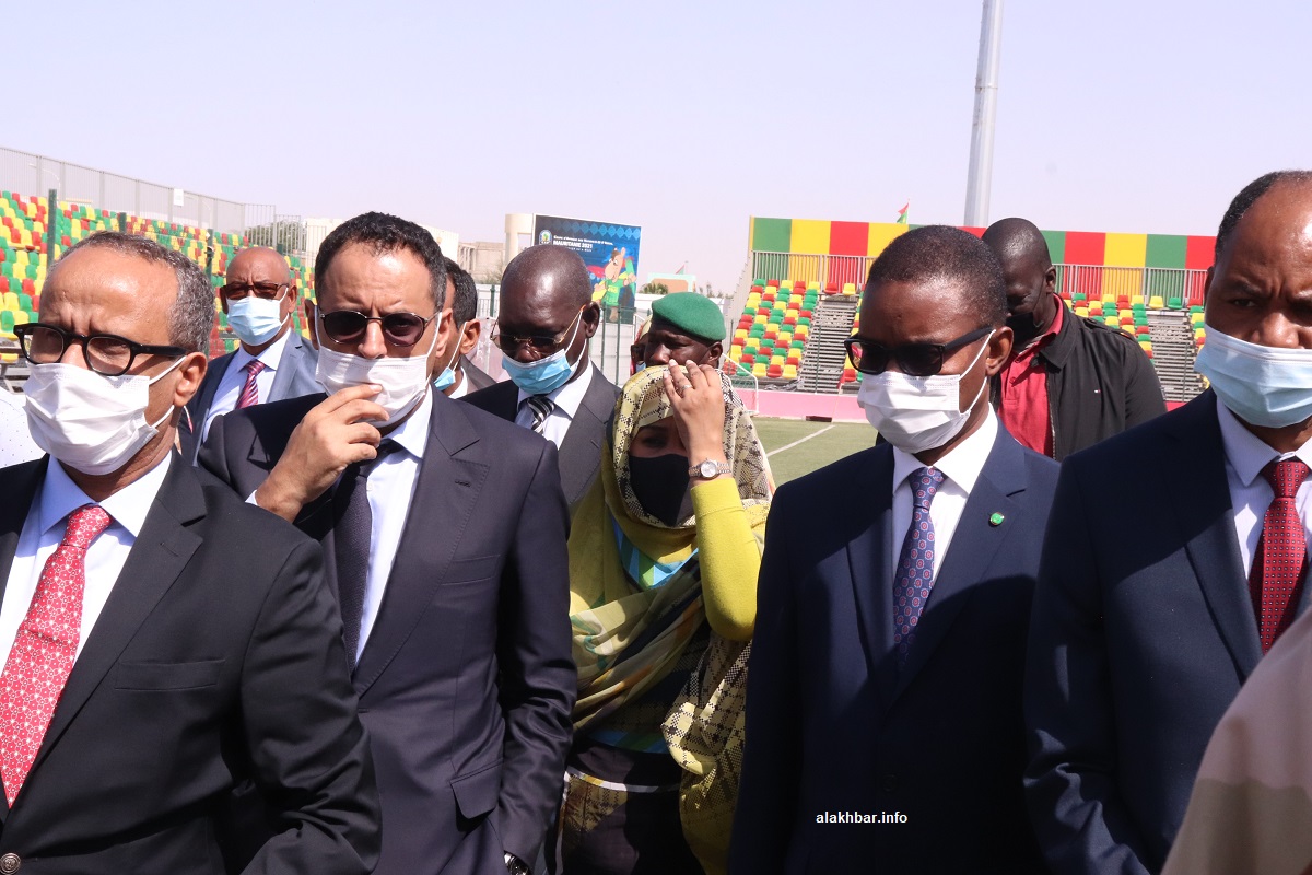 رئيس الاتحادية الموريتانية لكرة القدم أحمد ولد يحي إلى جانب الوزير الأول خلال جولته اليوم