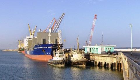 سفينة بميناء نواكشوط المستقل المعروف بـ"ميناء الصداقة"