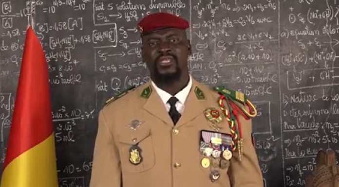 العقيد مامادي دومبويا: رئيس المجلس العسكري الحاكم في غينيا كوناكري 