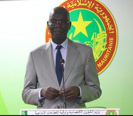  عثمان مامادو كان وزير الشؤون الاقتصادية وترقية القطاعات الإنناجية خلال مؤتمر صحفي أمس (الأخبار)