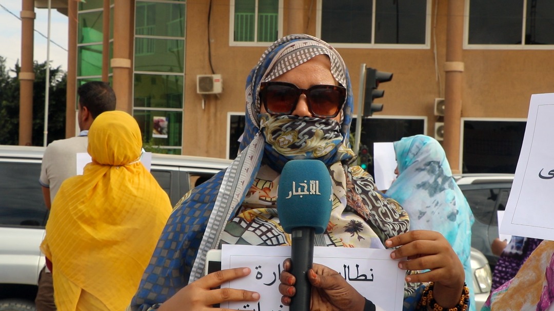 المتحدثة باسم العقدويين المتظاهرين صباح اليوم أمام وزارة الصحة بنواكشوط فاطمة محمد يحظيه (الأخبار)