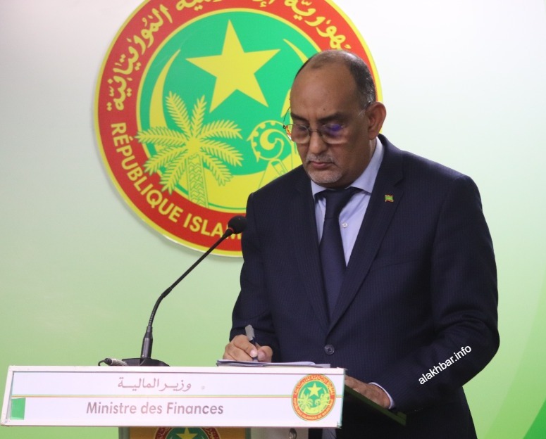وزير المالية الموريتاني اسلم محمد امبادي خلال مؤتمر صحفي مساؤ اليوم (الأخبار)