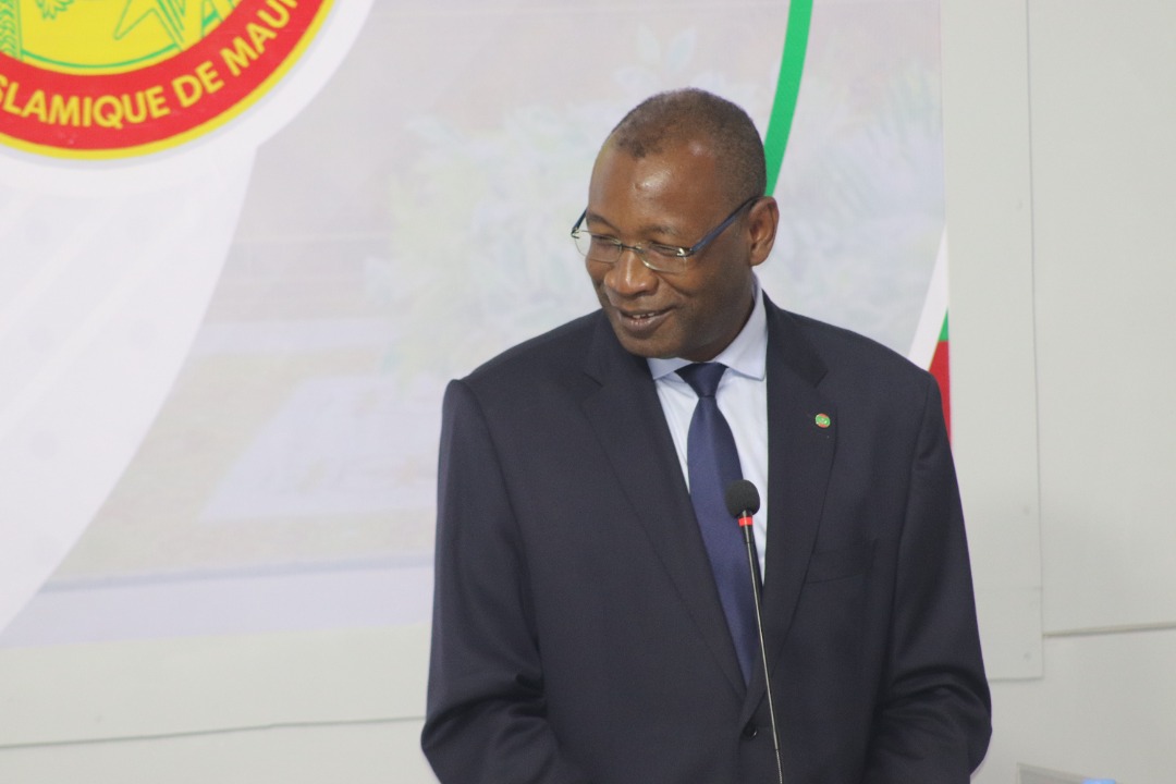 وزير الإسكان والعمران ولاستصلاح الترابي سيد احمد ولد محمد خلال مؤتمر صحفي للحكومة مساء اليوم (الأخبار)