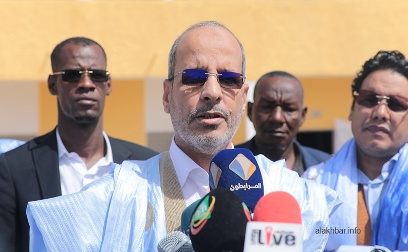 ماء العينين ولد أييه رئيس حزب الإنصاف خلال تصريح صحفي له صباح اليوم (الأخبار)