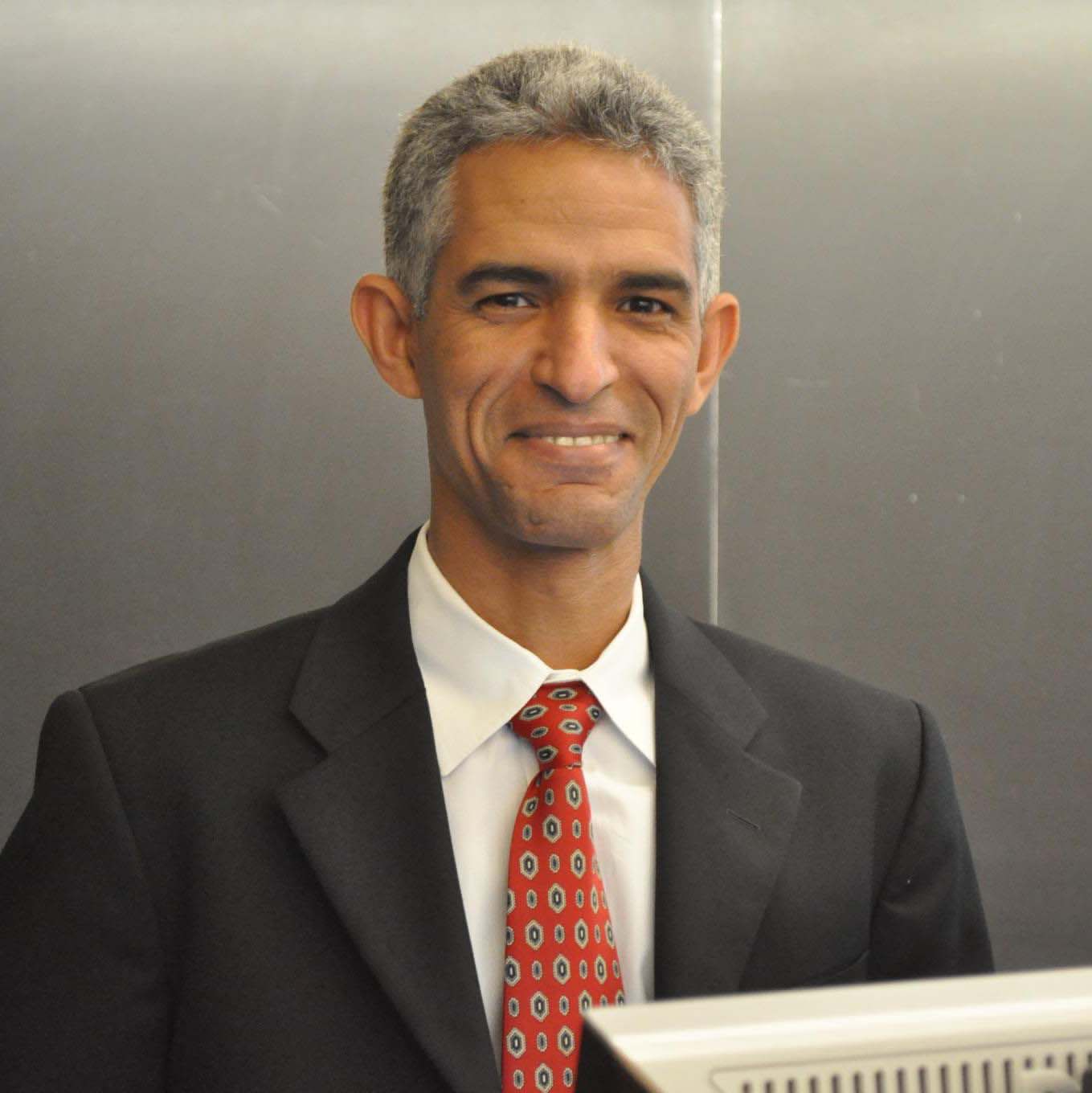 الدكتور احمد ولد سيدي محمد خبير في علم الأوبئة، وعضو هيئة تدريس جامعي، مقيم في الولايات المتحدة الأمريكية