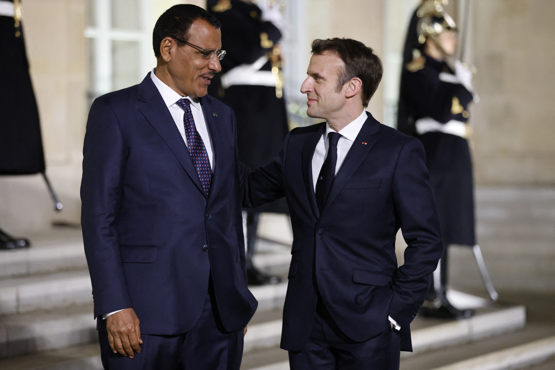 الرئيس الفرنسي إيمانويل ماكرون ورئيس النيجر المخلوع محمد بازوم 