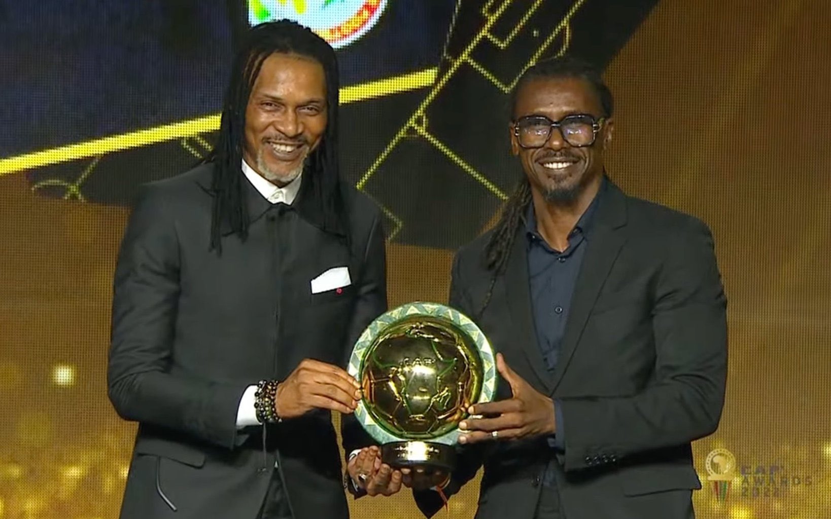 مدرب المنتخب السنغالي آليو سيسيه خلال تسلمه جائزة أفضل منتخب إفريقي 