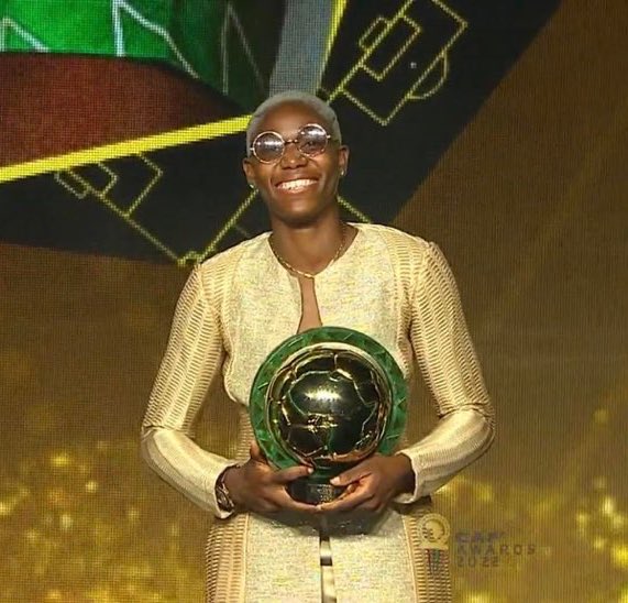 المهاجمة النيجيرية أسيسات خلال تتويجها أفضل لاعبة بالقارة للمرة الخامسة 