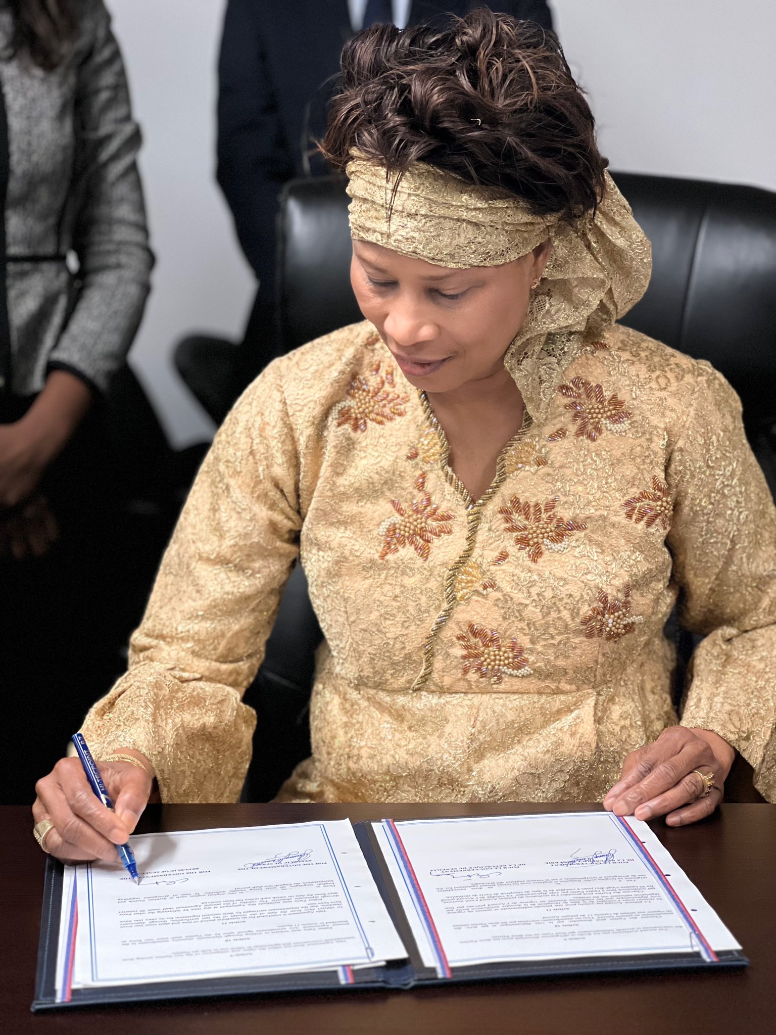 وزيرة الخارجية السنغالية عيساتا تال صال خلال توقيعها بداكار بروتوكول اتفاق تعاون مع نظيرها الأوكراني 