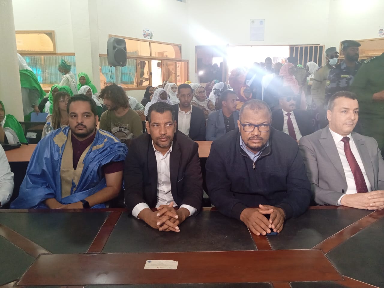 من اليمين القنصل المغربي إلى جانب بعض المديرين الجهويين في نواذيبو/ الأخبار