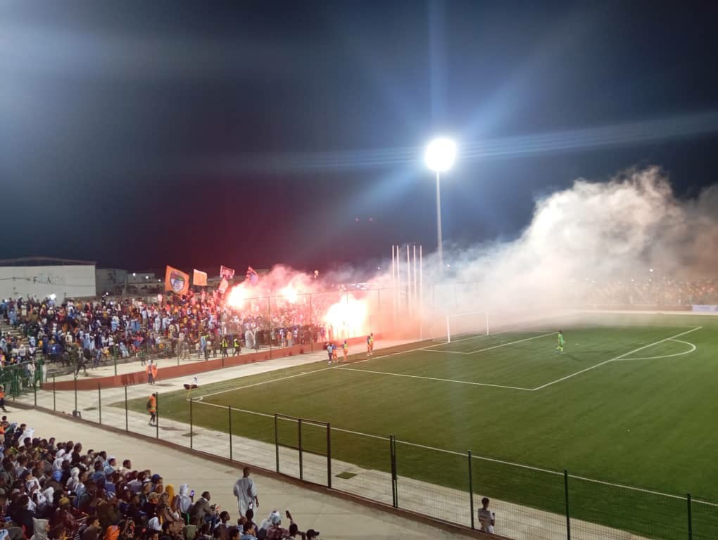 في نهاية المباراة اشتعلت المدرجات من قبل المشجعين كنوع من الحماس/ الأخبار