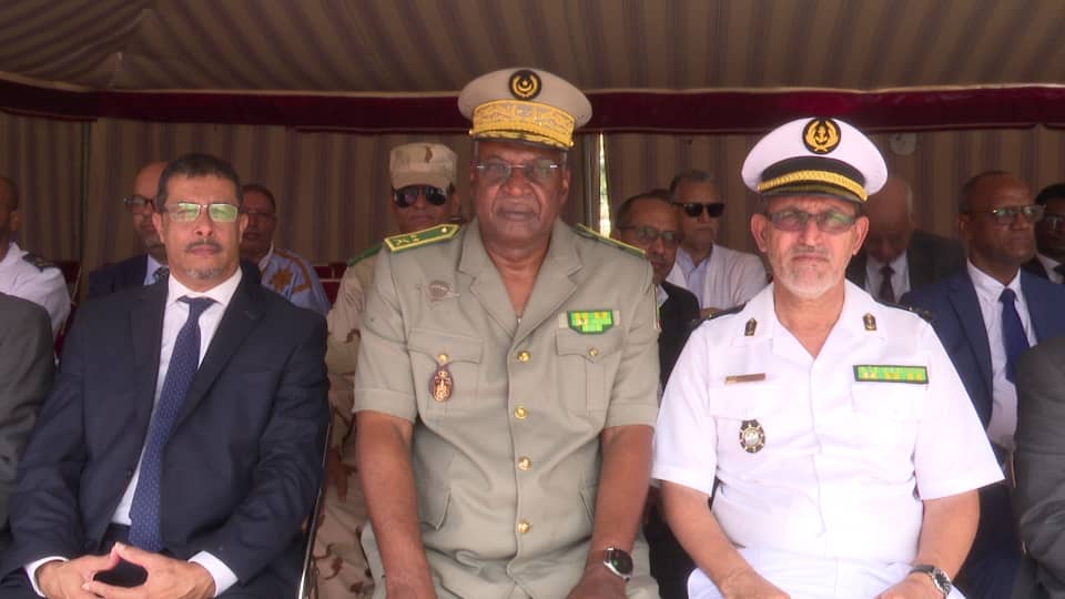 من اليمين قائد الأكاديمية البحرية إلى جانب قائد المنطقة العسكرية الأولى ورئيس المجلس الجهوي/ الأخبار