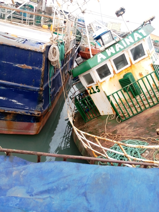 جانب من وضعية الباخرة قبل الغرق في ميناء الصيد التقليدي / الأخبار