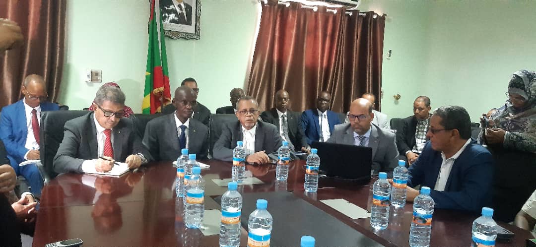 جانب من إجتماع الوزير والسلطات مع في الشركة الموريتانية لتسويق الأسماك/ الأخبار