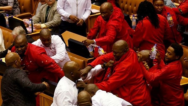 اشتباك بالأيدي بين برلمانيين من حزب "المناضلون من أجل الحرية الاقتصادية" وعناصر من الأمن بالجمعية الوطنية في جنوب إفريقيا.