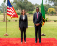 نائبة الرئيس الأمريكي كامالا هاريس والرئيس الزامبي هاكيندي هيشيليما 