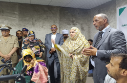 والي ولاية داخلت نواذيبو اطفيله محمدن حادن خلال إشرافها على انطلاقة المسابقة