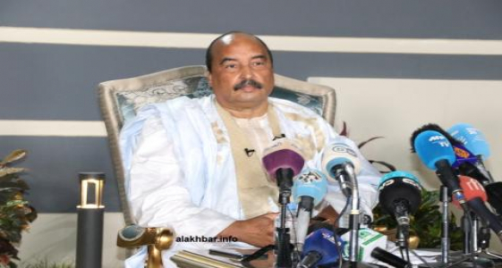 الرئيس الموريتاني السابق محمد ولد عبد العزيز خلال مؤتمر صحفي سابق في منزله بمقاطعة لكصر في ولاية نواكشوط الغربية (الأخبار - أرشيف)