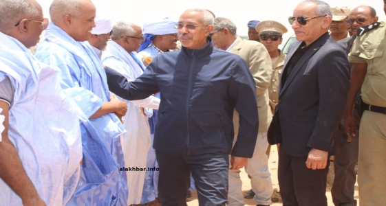 وزير الدفاع الموريتاني حننا سيدي حننا خلال لقائه مع بعض سكان هذه القرى 