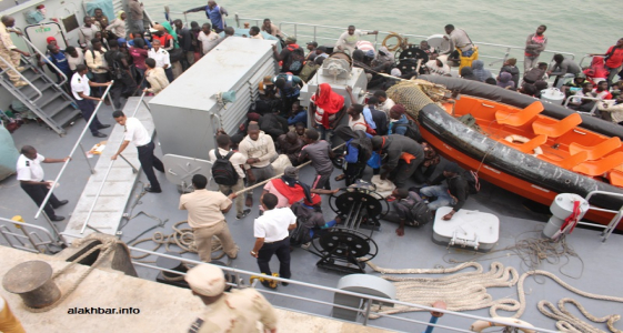 فرقاطة تابعة للبحرية الموريتانية خلال عملية إنقاذ لمهاجرين غير نظاميين قرب السواحل الموريتانية (الأخبار - أرشيف)