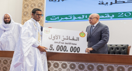 الرئيس محمد ولد الغزواني خلال تسليم جائزة الفائز الأول في المسابقة محمد الناجي عبد الرحمن