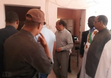 الرئيس محمد ولد عبد العزيز خلال زيارته لمستشفى الطويل بالحوض الغربي في 24 مارس 2015 ـ (أرشيف الأخبار)
