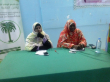 من اليمين رئيسة المنظمة النسائية منة مسعود إلى جانب نائب رئيس المجلس الولائي عيشة أنويكظ /الأخبار