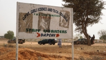 لوحة تشير إلى المدرسة التي اختطفت منها 110 فتيات بمدينة دابشي النيجيرية في 19 فبراير 2018. 