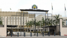 مدخل القصر الرئاسي بالعاصمة الغابونية ليبرفيل.