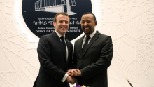 الرئيس الفرنسي إيمانويل ماكرون ورئيس وزراء أثيوبيا أبي أحمد.