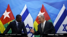 رئيس الوزراء الإسرائيلي بنيامين نتنياهو والرئيس التوغولي افور نياسينغبي خلال مؤتمر صحفي بالقدس المحتلة في 10 أغسطس 2016.