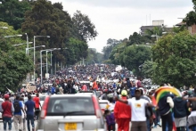 جانب من المظاهرات التي خرجت في العاصمة هراري لمطالبة موغابي بالتنحي عن السلطة.