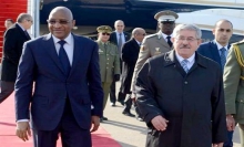 رئيس الوزراء الجزائري أحمد أويحيى والوزير الأول المالي سومايلو بوباي مايغا لدى وصول الأخير مطار هواري بومدين.