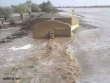 آثار سد قرية بوسطة بعد جرف مياه السيول له ـ (الأخبار)