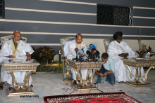 من اليمين: بيجل ولد هميد، محمد ولد عبد العزيز، سيدنا عالي ولد محمد خونه خلال المؤتمر الصحفي الليلة (الأخبار)