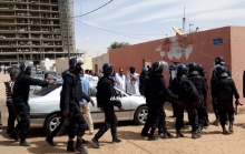 ولد منصور أمام مجموعة من شرطة مكافحة الشغب (الأخبار) 