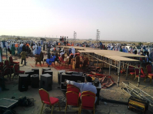 قوة من الحرس أزالت المقاعد والافرشة التي كانت على منصة المهرجان مساء الثلاثاء (الأخبار)