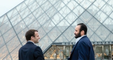 الرئيس الفرنسي إمانويل ماكرون رفقة ولي العهد السعودي أمام متحف اللوفر بباريس ـ (وكالات)