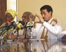 رئيس الحزب محمد ولد مولود مع قادة الحزب خلال مؤتمر صحفي سابق