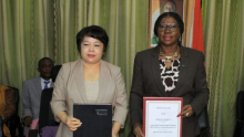 كانديا كامارا وزيرة التربية في ساحل العاج ويي نينغ  رئيسة مجموعة "جينغسو الصينية الدولية"