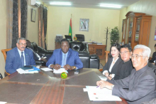 وزير البيئة والتنمية المستدامة آمدي كامرا خلال لقائه مع الوفد الصيني (وما)