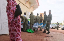 صناديق اقتراع اكتمل فرزها وتصطف أمام مقر اللجنة المقاطعة في تفرغ زينة لاستلامها (الأخبار)