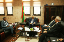 وزير الاقتصاد والصناعة خلال لقائه مع مدير العمليات المكلف بموريتانيا في البنك الدولي (وما)