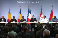 قادة دول الساحل الخمس والرئيس الفرنسي خلال القمة التي انعقدت في مدينة "بو" الفرنسية